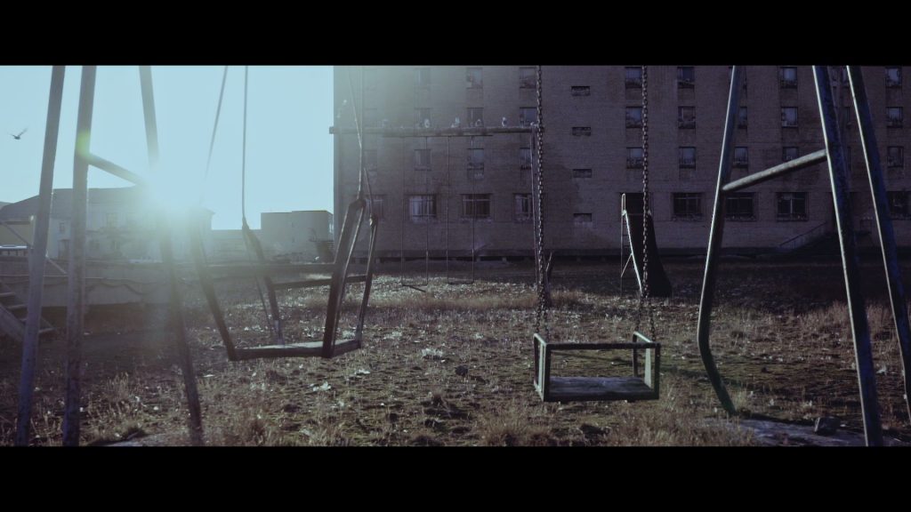 Pyramiden - Empty Swing Set